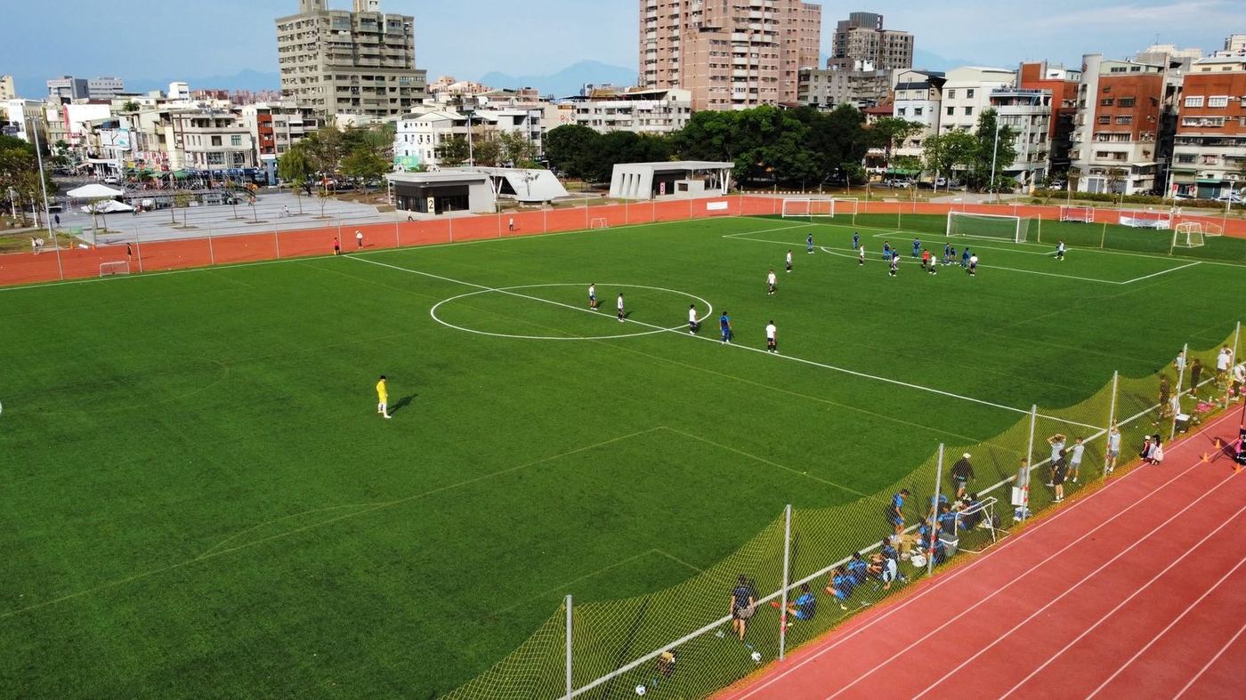 鳳山體育足球學院人工草皮與 400M 跑道